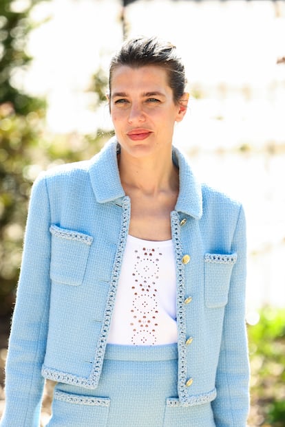 Con un traje azul bebé. Firmado por Chanel, fue el atuendo elegido por Carlota Casiraghi para asistir en julio de 2025 al desfile Otoño/Invierno 2025-2026 de Alta Costura de la firma francesa en París.