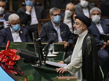 Ebrahim Raisí toma posesión como presidente de Irán ante el Parlamento, el jueves en Teherán.