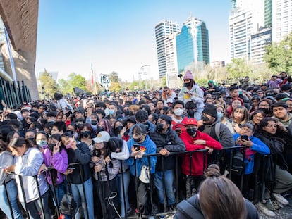 Miles de aficionados esperan a 'youtubers' junto a la alfombra azul de los Premios Esland, en el Auditorio Nacional de Ciudad de México, el 29 de enero de 2023.