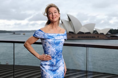 La gira de esta nueva entrega de Bridget Jones finalizaba en Sídney, Australia, y el posado frente a uno de sus edificios más emblemáticos no podía faltar. Para esta primera toma de contacto con la prensa, Zellweger lucía un vestido estampado en azul y blanco de Emilia Wickstead, que dejaba parte de sus hombros al descubierto y que combinaba con unos zapatos de color blanco.