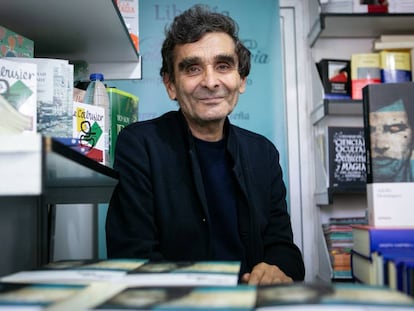 Adolfo DomÍnguez en la Feria del Libro de Madrid el pasado mes de junio.