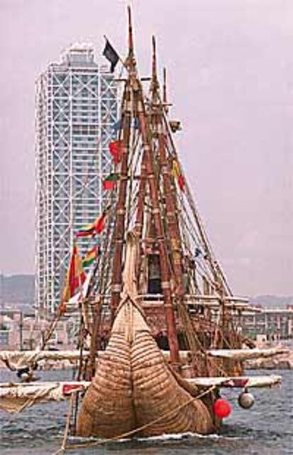 La <i>Mata Rangi,</i> una balsa construida a base de cañas de totora zarpó ayer del Puerto Olímpico de Barcelona rumbo a Cartagena de Indias (Colombia).