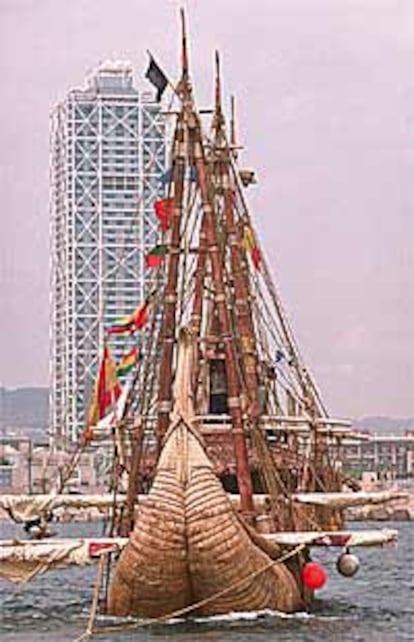 La <i>Mata Rangi,</i> una balsa construida a base de cañas de totora zarpó ayer del Puerto Olímpico de Barcelona rumbo a Cartagena de Indias (Colombia).