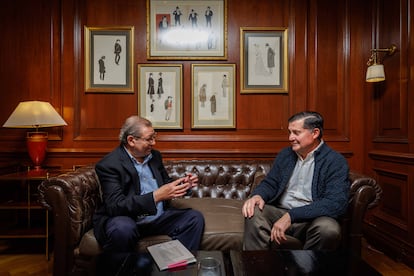 Ascanio Cavallo y Ricardo Martínez, durante la conversación. 