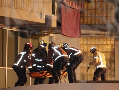 Els bombers retiren un dels cad&agrave;vers.