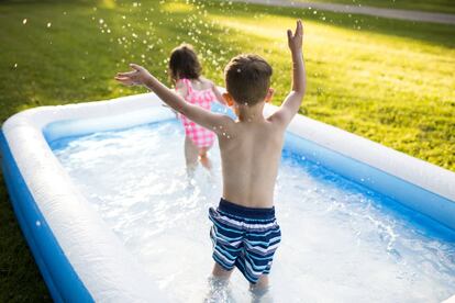 Para evitar la asfixia accidental en menores, además de controlar que los juguetes no contengan piezas pequeñas y retirar todos los botones o pilas de su vista, hay que extremar las precauciones con la bañera y las piscinas. <b>Apenas dos centímetros de agua o 20 segundos de despiste son suficientes para que un bebé se ahogue</b>. Según el último Informe Nacional de Ahogamientos de Menores, <a href="https://drive.google.com/file/d/0B8_q_MU5EtoGNlUtN1BHN1VsMmc/view" target="_blank"> las piscinas domésticas y privadas son la principal causa de accidentes</a>. No existe nada que sea tan efectivo como la vigilancia permanente de un adulto ni puede ser sustituido por ningún dispositivo, pero puede contribuir la instalación de <b>cobertores de seguridad</b> para tapar piscinas, <b>pulseras con alarma de seguridad</b> que salta en contacto con el agua y <b>bañadores-flotadores</b> que evitan sustos en la piscina.