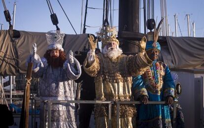 Gaspar, Melchor y Baltasar, ayer, antes de atracar en el Moll de la Fusta de Barcelona.