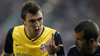 Mandzukic siendo atendido tras el codazo.