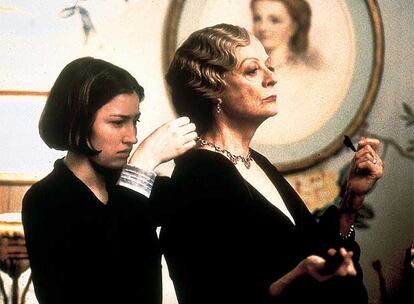 Kelly MacDonald (a la izquierda) y Maggie Smith, en <i>Gosford Park.</i>