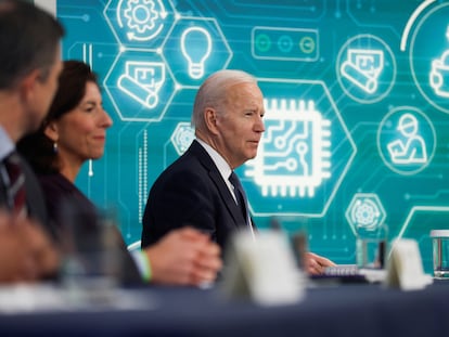 Joe Biden, presidente de EE UU, y Gina Raimondo, secretaria de Comercio, en una reunión virtual con el sector de los chips, en la Casa Blanca, en Washington DC, el 9 de marzo.