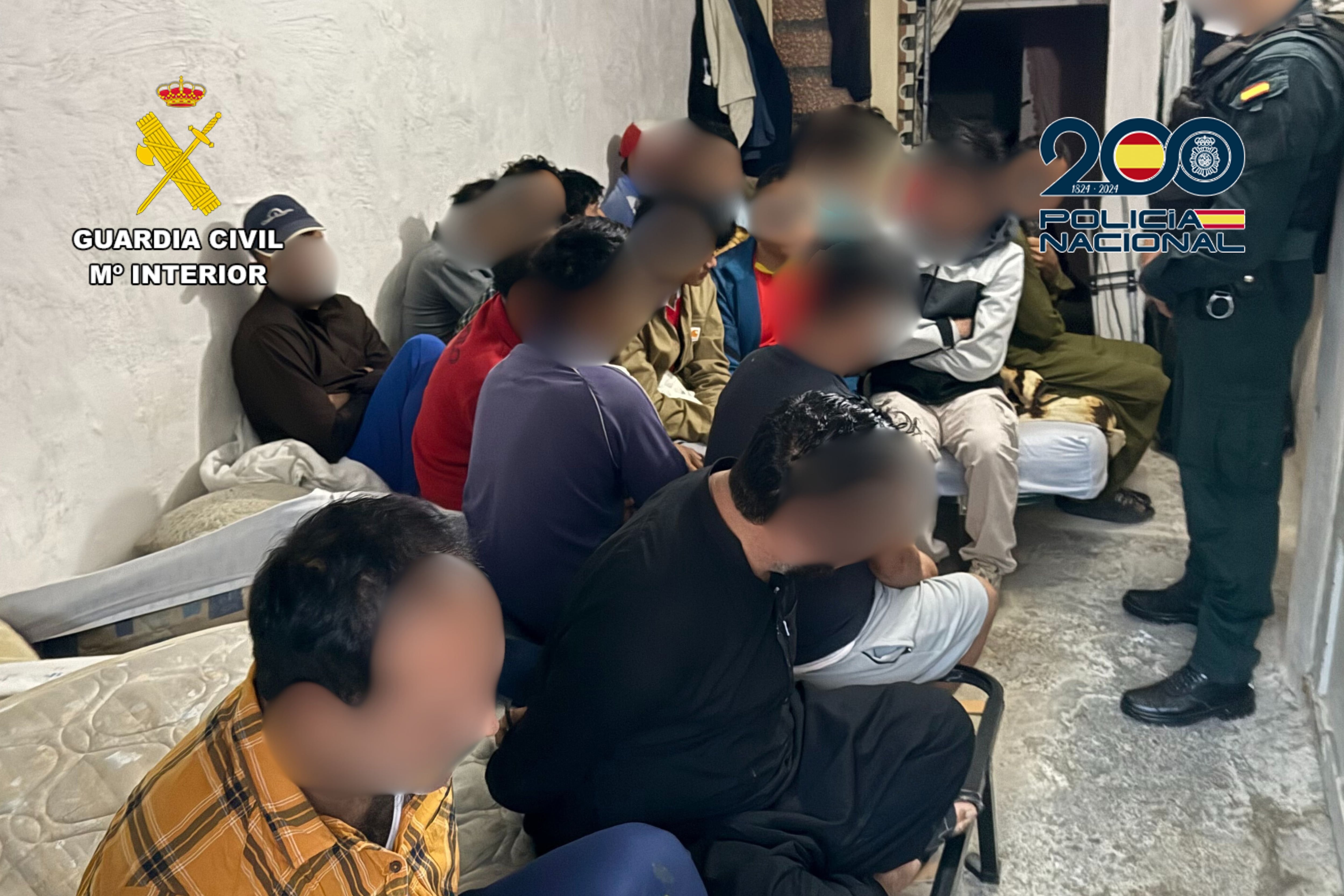 Vivir explotados en el campo y pagar 7 euros al día para que te lleven a trabajar Publicado por Últimas noticias: la última hora de hoy en EL PAÍS
