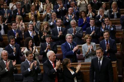 El presidente del Gobierno en funciones, Mariano Rajoy, recibe los aplausos de sus diputados.