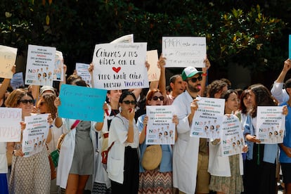 Médicos aragoneses se concentran ante la Delegación de Gobierno en Zaragoza, este viernes.