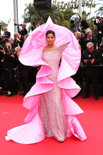 La 'influencer' Farhana Bodi también apostó por el volumen para el pase de 'Partir Un Jour' con este modelo rosa firmado por Atelier Zuhra.