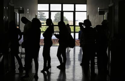 Fila de eleitores em um colégio eleitoral em São Paulo, no dia 2 de outubro.