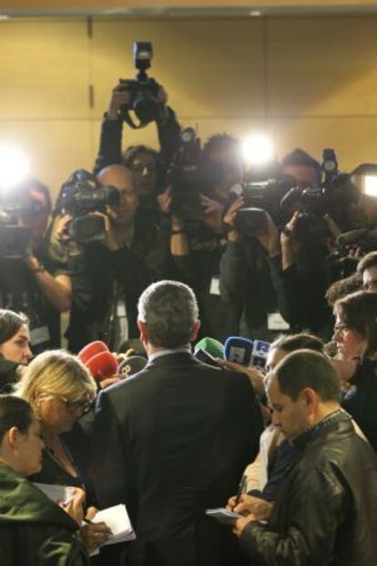 Alberto Ruiz-Gallardón appears before the press in Barcelona on Wednesday.