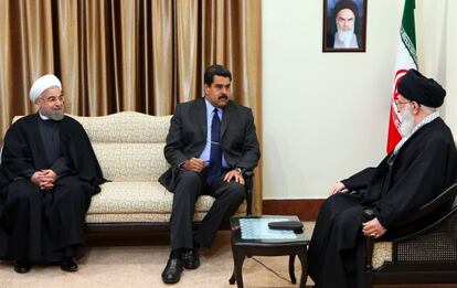 Maduro, entre el ayatol&aacute; Ali Jamenei (derecha) y el presidente de Ir&aacute;n, Has&aacute;n Rohan&iacute;, el s&aacute;bado en Teher&aacute;n.