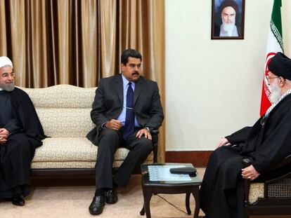 Maduro, entre el ayatol&aacute; Ali Jamenei (derecha) y el presidente de Ir&aacute;n, Has&aacute;n Rohan&iacute;, el s&aacute;bado en Teher&aacute;n.