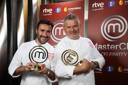 El periodista Juanma Castaño (izquierda) y el cómico Miki Nadal posan con el trofeo de ganador del concurso culinario MasterChef Celebrity, este martes en Madrid.