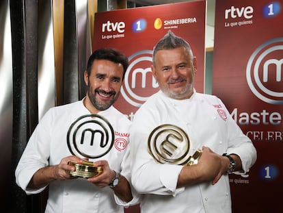 El periodista Juanma Castaño (izquierda) y el cómico Miki Nadal posan con el trofeo de ganador del concurso culinario MasterChef Celebrity, este martes en Madrid.