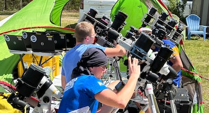 Matej Starha (arriba) y Vaclav Siroky (abajo) preparan los equipos de observación en abril de 2024 en Sims, Arkansas (EEUU)