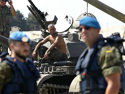 <i>Cascos azules</i> españoles junto a soldados del Ejército libanés, en el puerto de Naqura.