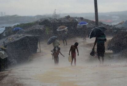 <p>Un niño refugiado rohingya transporta agua durante las fuertes lluvias en el campo de Kutupalong (Bangladés) el pasado mes de octubre.</p> <p>Cada día se necesitan más de 16 millones de litros de agua limpia y se deben construir o mantener 50.000 letrinas para mejorar el saneamiento y evitar riesgo de enfermedades como la diarrea, según estima Unicef.</p>