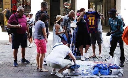 Un mantero vende objetos falsificados este martes en el centro de Madrid.