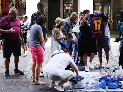 Un mantero vende objetos falsificados este martes en el centro de Madrid.