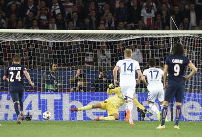 Eden Hazard anota de penalti el gol para el Chelsea.