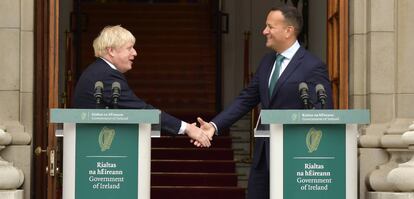 Boris Johnson saluda a Leo Varadkar antes de su comparecencia conjunta.