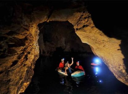 Un equipo de espeleólogos examina la cueva donde se encuentra la gran sala de aguas termales