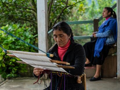 Antonia Sántiz López trabalha em um tear de cintura em sua casa no município de Tenejapa, em Chiapas.