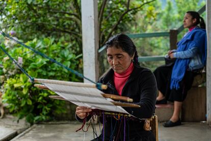 Antonia Sántiz López trabalha em um tear de cintura em sua casa no município de Tenejapa, em Chiapas.