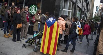 Cues per votar a la seu de la Generalitat a Nova York.