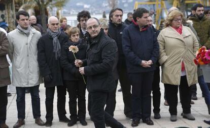 El alcalde de San Sebastián, Juan Karlos Izagirre, se dispone a depositar una flor en recuerdo de las víctimas.