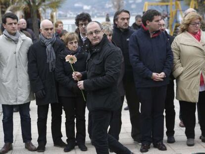 El alcalde de San Sebastián, Juan Karlos Izagirre, se dispone a depositar una flor en recuerdo de las víctimas.