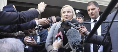 Domnica Cemortan se dirige a la prensa a la salida del juicio.