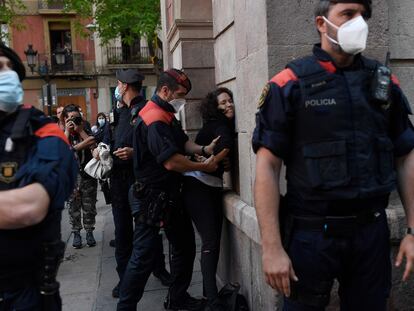Los Mossos detienen a una joven en una protesta en el barrio de Gràcia de Barcelona.