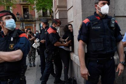 Los Mossos detienen a una joven en una protesta en el barrio de Gràcia de Barcelona.