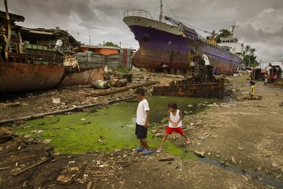 Barcos encallados en Anibong a causa del tifón Haiyan.