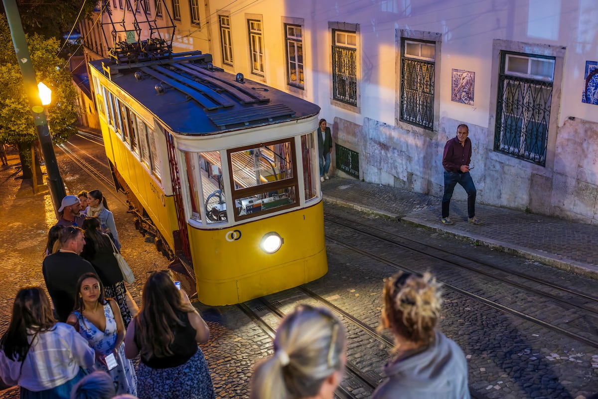 Al menos un muerto y 20 heridos al descarrilar un funicular en Lisboa