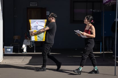 A las 18.00 horas, horario local, comenzó el proceso de cierre de las mesas receptoras, el sellado de las urnas y su entrega para ser resguardadas por las fuerzas armadas. 