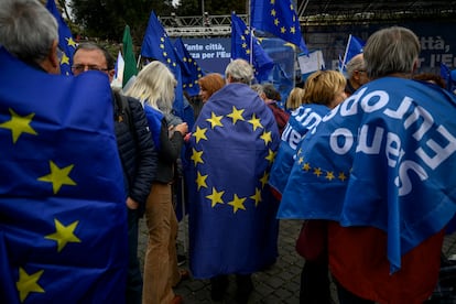 Manifestantes con banderas europeas durante la protesta. 