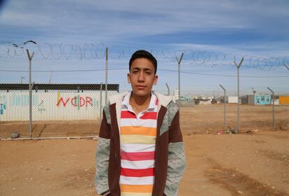 Mahmoud tiene 15 años y llegó al campamento Zaatari en 2012 junto con sus padres y seis hermanos. Le gustaría ser fotógrafo o cantante famoso. Cantar le da alegría y le gustaría algún día hacer el casting para Arab Idol. A pesar de ello, Mahmoud dice que su objetivo en la vida es ayudar a los niños necesitados. "Especialmente a los pobres. Y las personas que viven en tiendas de campaña. Quiero decirle a la gente de todo el mundo que ayude a las personas en zonas de guerra como Palestina y Siria".