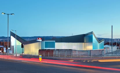 La de Dalmarnock es una de las tres estaciones que se construyeron para mejorar las infraestructuras de comunicación con ocasión de los Juegos de la Mancomunidad (Commonwealth Games), que se celebraron en julio y agosto pasados en Glasgow. “Hemos hecho un esfuerzo por diseñar una secuencia dinámica de espacios con formas sencillas y elegantes por los que se mueven los pasajeros”, explican los arquitectos en la memoria del proyecto. Destacan materiales como el hormigón y el acero galvanizado en el interior, y, en el exterior, los paneles de vidrio fundido.