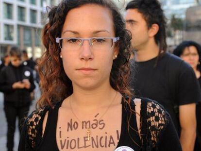 Una mujer uruguaya marcha contra la violencia machista. 