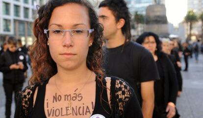 Una mujer uruguaya marcha contra la violencia machista.