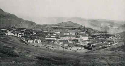Humos tras el núcleo urbano de Minas de Riotinto, a principios del siglo XX.