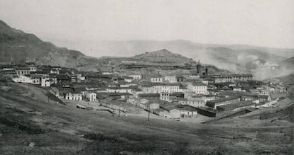 Humos tras el núcleo urbano de Minas de Riotinto, a principios del siglo XX.